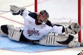 马刺新秀在对抗训练中完成高难度突破，马刺2021年新秀